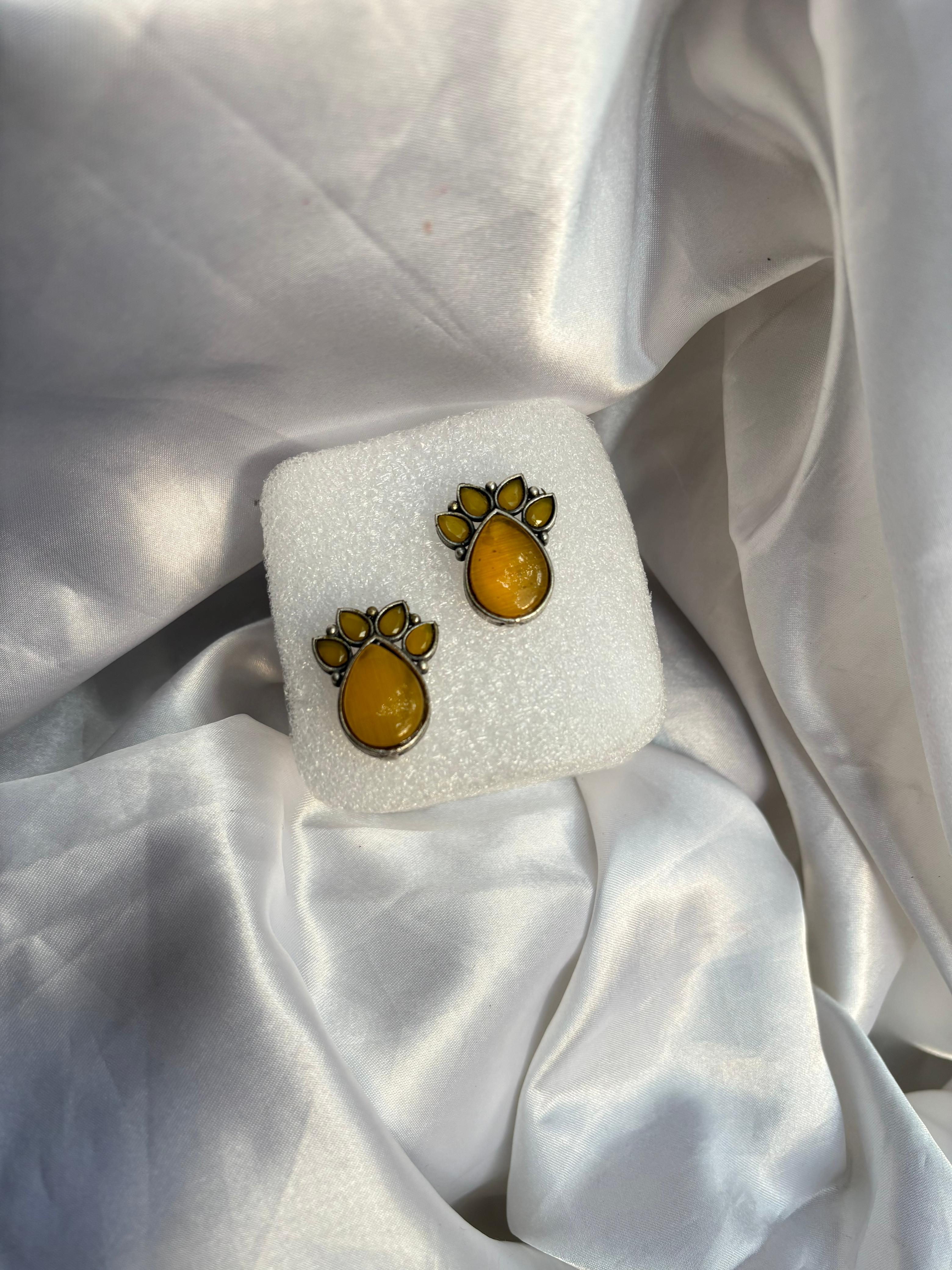 Monalisa stone studs