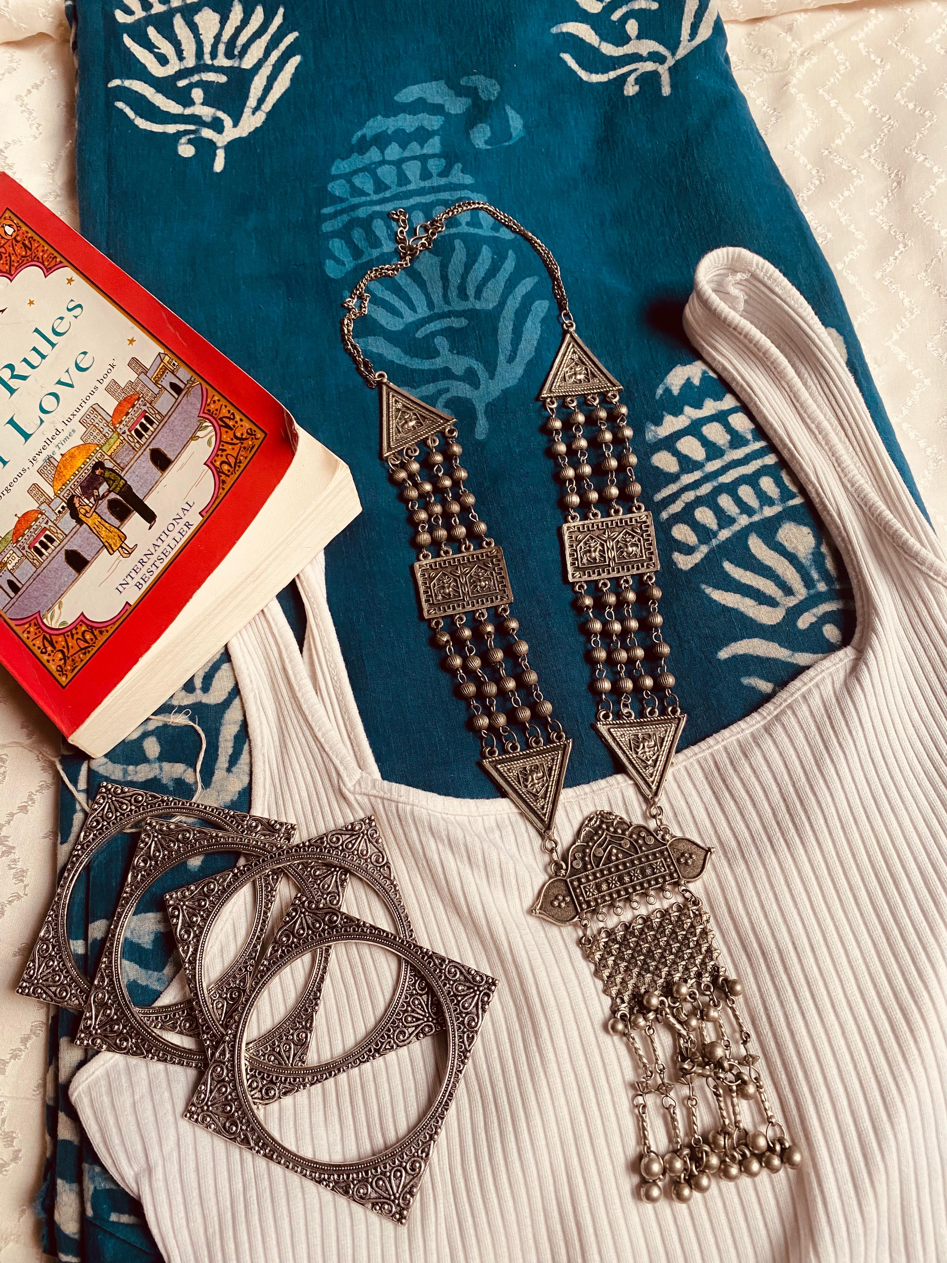 Tribal Long neckpiece with four squared bangles