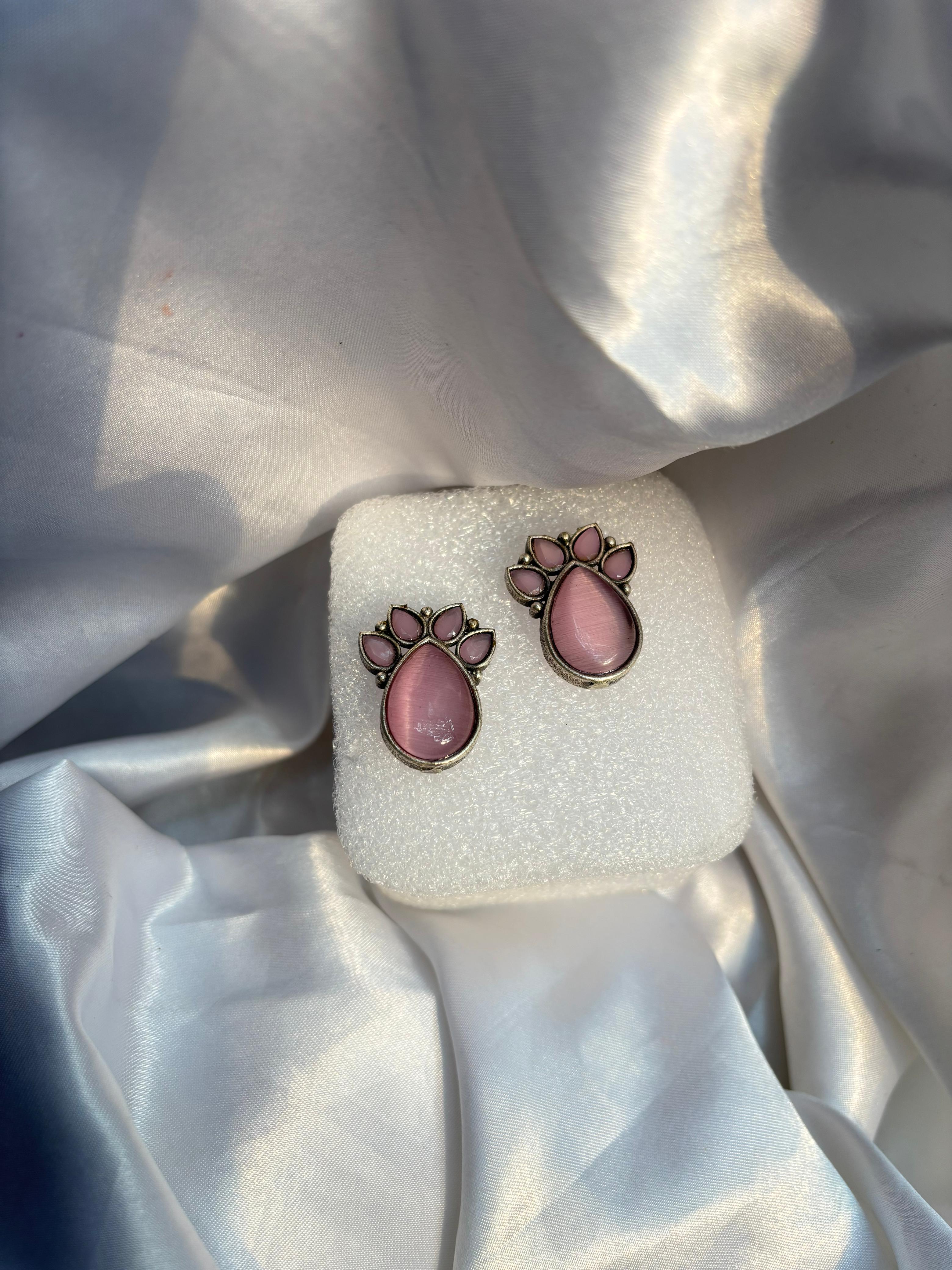 Monalisa stone studs